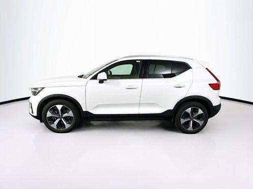 2025 Volvo XC40 B5 Plus Bright Theme