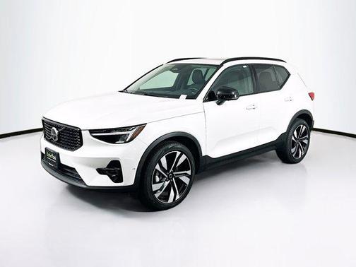 2025 Volvo XC40 B5 Plus Dark Theme