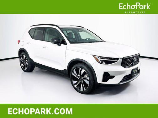 2025 Volvo XC40 B5 Plus Dark Theme