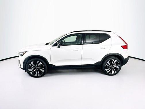 2025 Volvo XC40 B5 Plus Dark Theme