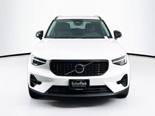 2025 Volvo XC40 B5 Plus Dark Theme