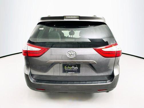 2018 Toyota Sienna XLE