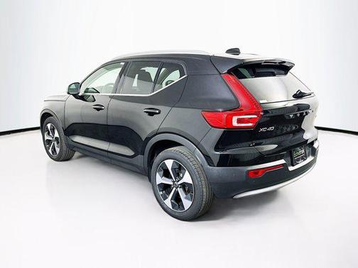 2025 Volvo XC40 B5 Core Bright Theme