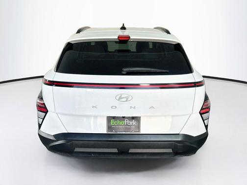 Atlas White 2025 Hyundai KONA SEL
