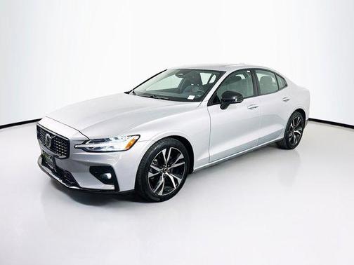 2024 Volvo S60 B5 Core Dark Theme