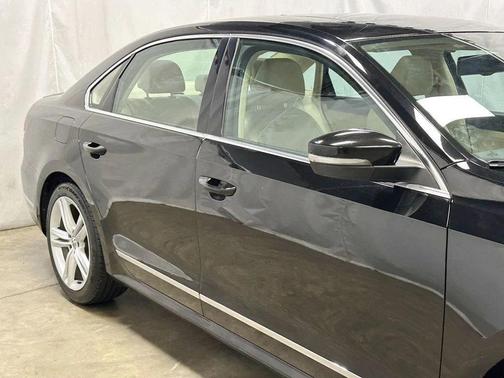 Black Uni 2015 Volkswagen Passat 1.8T Auto SEL Premium