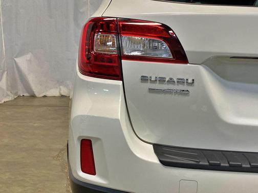 Crystal White Pearl 2016 Subaru Outback 3.6R Limited