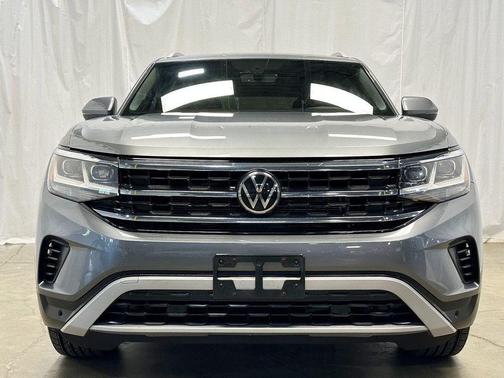 Platinum Gray Metallic 2020 Volkswagen Atlas Cross Sport 2.0T SE