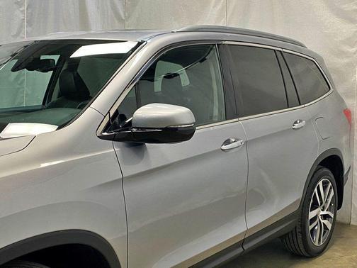 Lunar Silver Metallic 2017 Honda Pilot Elite