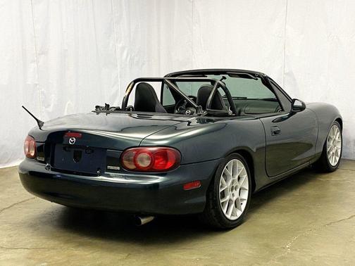 2005 Mazda MX-5 Miata 2dr Convertible Cloth 5-Speed Manual
