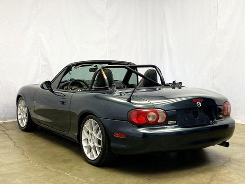 2005 Mazda MX-5 Miata 2dr Convertible Cloth 5-Speed Manual