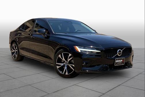 Onyx Black Metallic 2024 Volvo S60 B5 Plus Dark Theme