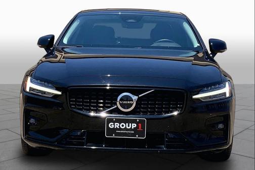 Onyx Black Metallic 2024 Volvo S60 B5 Plus Dark Theme