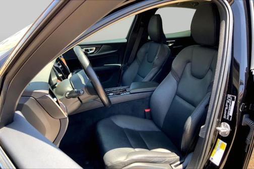 Onyx Black Metallic 2024 Volvo S60 B5 Plus Dark Theme