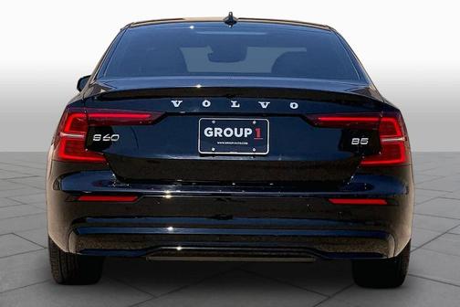 Onyx Black Metallic 2024 Volvo S60 B5 Plus Dark Theme