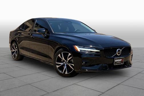 Onyx Black Metallic 2024 Volvo S60 B5 Plus Dark Theme