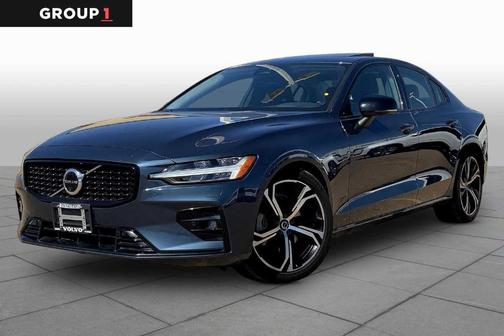 2023 Volvo S60 B5 Plus Dark Theme