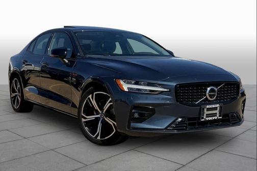 Dark 2023 Volvo S60 B5 Plus Dark Theme