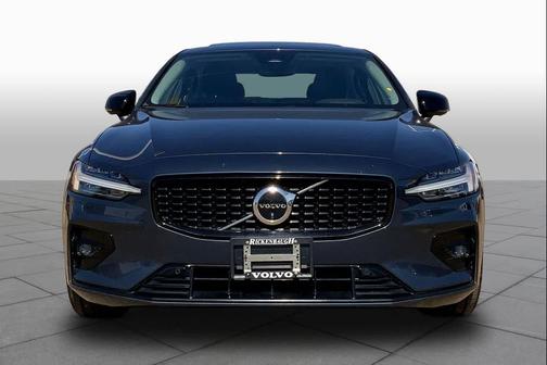 Dark 2023 Volvo S60 B5 Plus Dark Theme