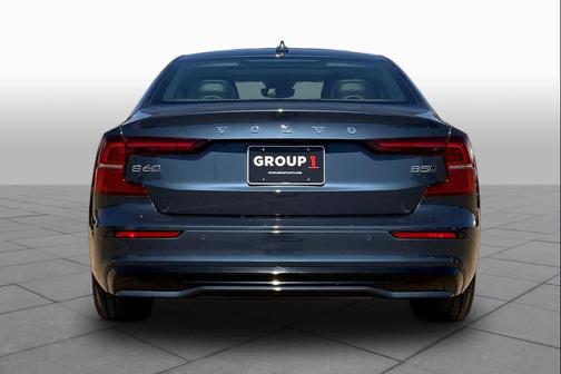 Dark 2023 Volvo S60 B5 Plus Dark Theme