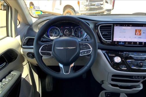 2024 Chrysler Pacifica Touring-L