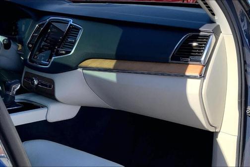 2022 Volvo XC90 T6 Momentum 6 Passenger