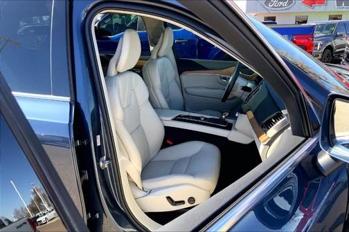 2022 Volvo XC90 T6 Momentum 6 Passenger