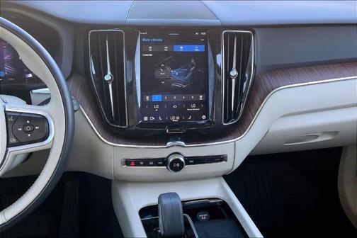 2022 Volvo XC60 B5 Momentum