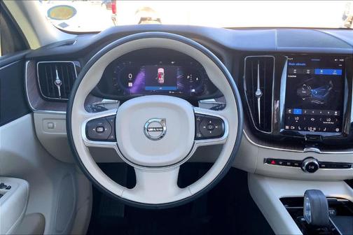 2022 Volvo XC60 B5 Momentum