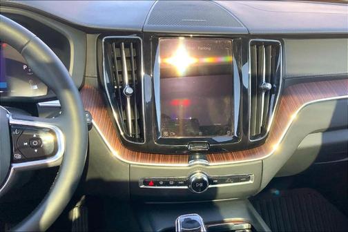 2024 Volvo XC60 B5 Ultimate Dark Theme