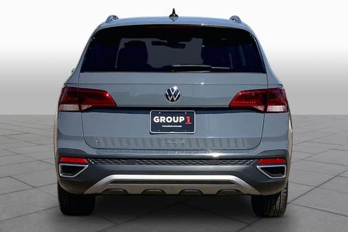 Pure Gray 2024 Volkswagen Taos 1.5T SE