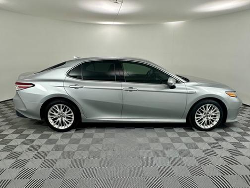 2020 Toyota Camry Hybrid XLE