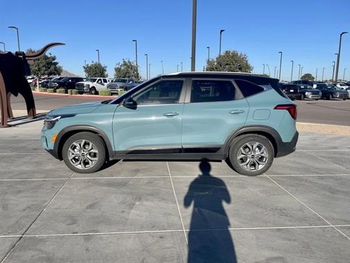 Pluton Blue/Black Roof 2024 Kia Seltos S