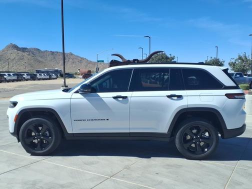 Bright White Clearcoat 2026 Jeep Grand Cherokee Limited