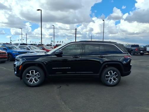 High Gloss Black 2027 Jeep Grand Cherokee Laredo X