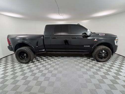 Diamond Black Crystal Pearlcoat 2025 RAM 3500 Longhorn