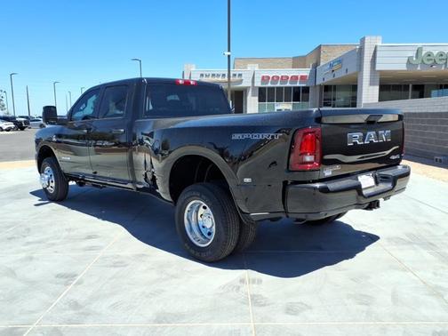 Diamond Black Crystal Pearlcoat 2026 RAM 3500 Big Horn