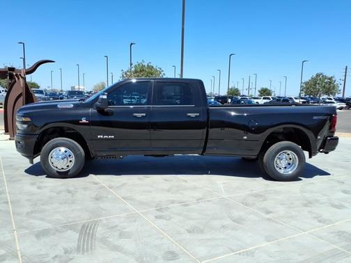 Diamond Black Crystal Pearlcoat 2026 RAM 3500 Big Horn