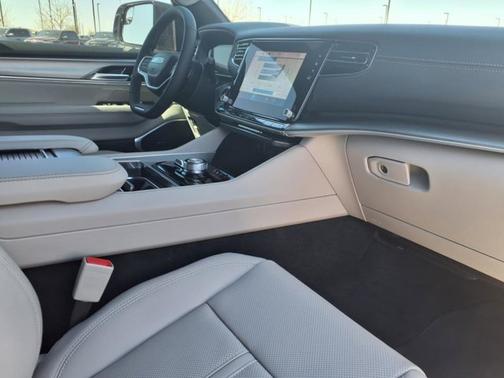 2025 Jeep Wagoneer Base