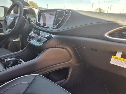 2025 Chrysler Pacifica Hybrid Premium S Appearance Pkg