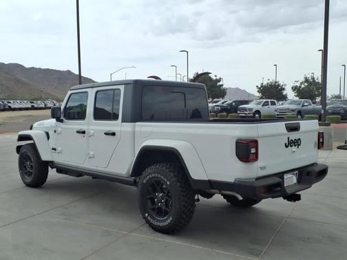 Bright White Clearcoat 2026 Jeep Gladiator Willys