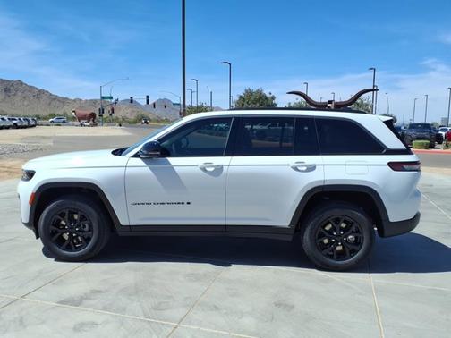 Bright White Clearcoat 2026 Jeep Grand Cherokee Laredo Altitude