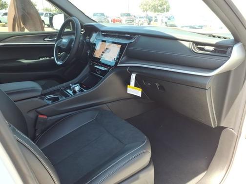 Bright White Clearcoat 2026 Jeep Grand Cherokee Laredo Altitude