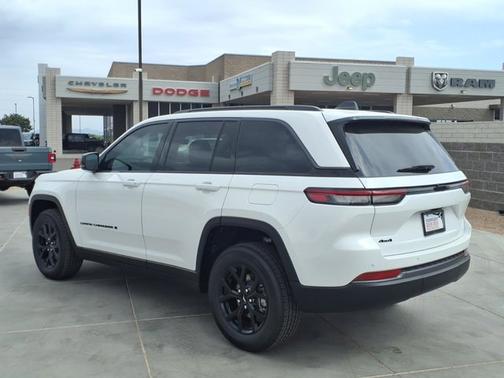 Bright White Clearcoat 2026 Jeep Grand Cherokee Laredo Altitude