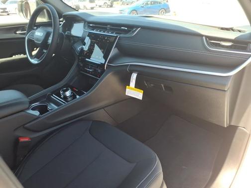 Bright White Clearcoat 2026 Jeep Grand Cherokee Laredo X