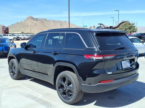 Diamond Black Crystal Pearlcoat 2026 Jeep Grand Cherokee Limited