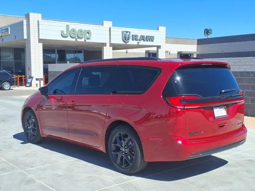 Red Hot Pearlcoat 2026 Chrysler Pacifica Limited