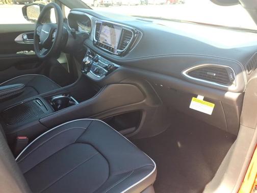 Red Hot Pearlcoat 2026 Chrysler Pacifica Limited