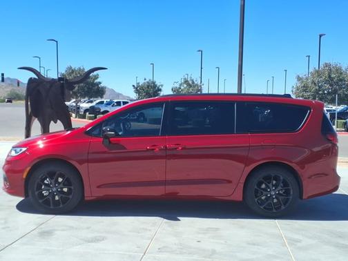 Red Hot Pearlcoat 2026 Chrysler Pacifica Limited