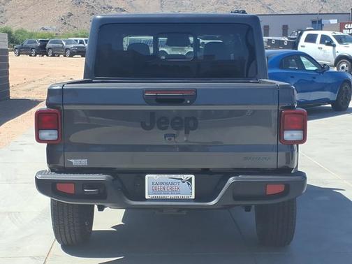 Granite Crystal Metallic Clearcoat 2026 Jeep Gladiator Sahara